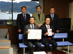 萩循環まぁーるバス待合用ベンチ贈呈式