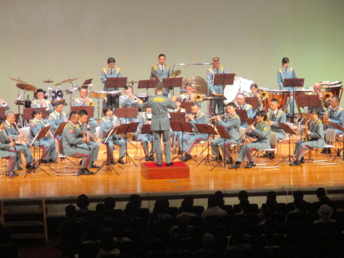 熱演中の陸上自衛隊第13音楽隊