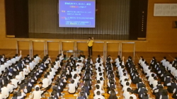 山口県立萩高等学校での烏田L.による講義1