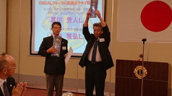 OSEALフォーラム記念ネクタイ贈呈